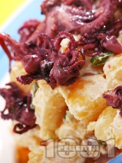 Картофена салата с мариновани бейби октоподчета от консерва, цедено кисело мляко и пресен лук - снимка на рецептата